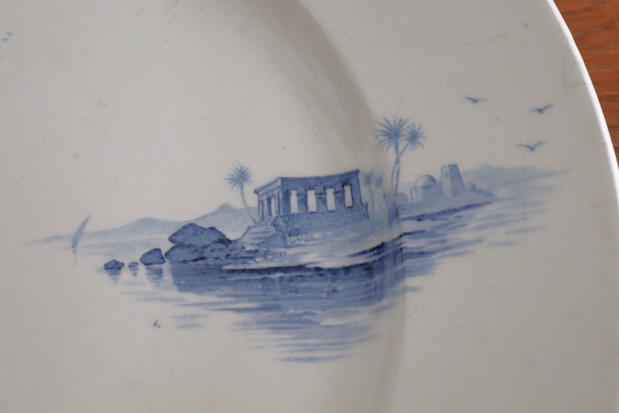 Plat en terre de fer «  vues d’Orient » faïence de Gien