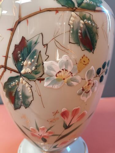 Vase opaline émaillée  papillon