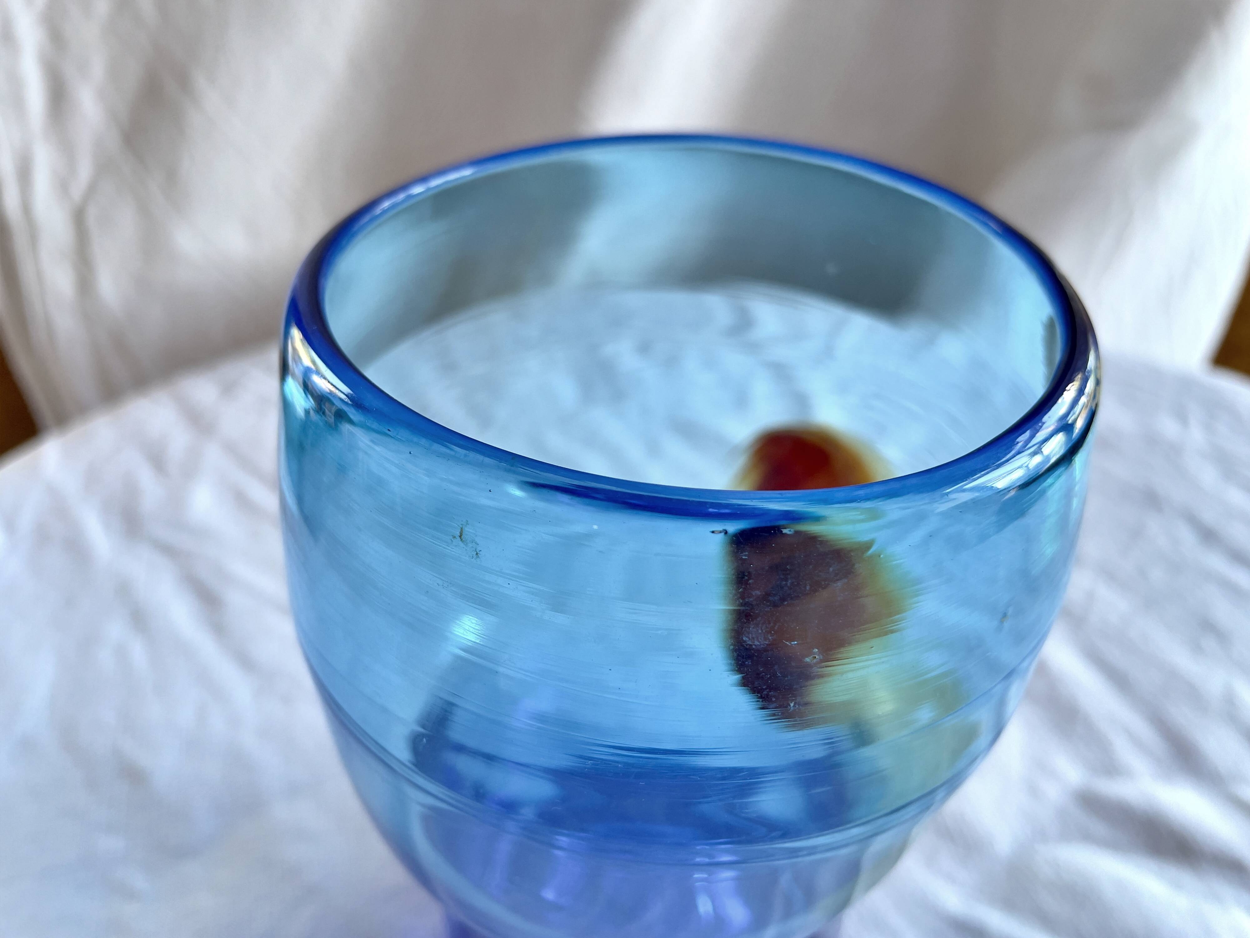 Saisissant vase  pâte de verre bleue / Bob le Bleïs/ Verrerie Maure-Vieil