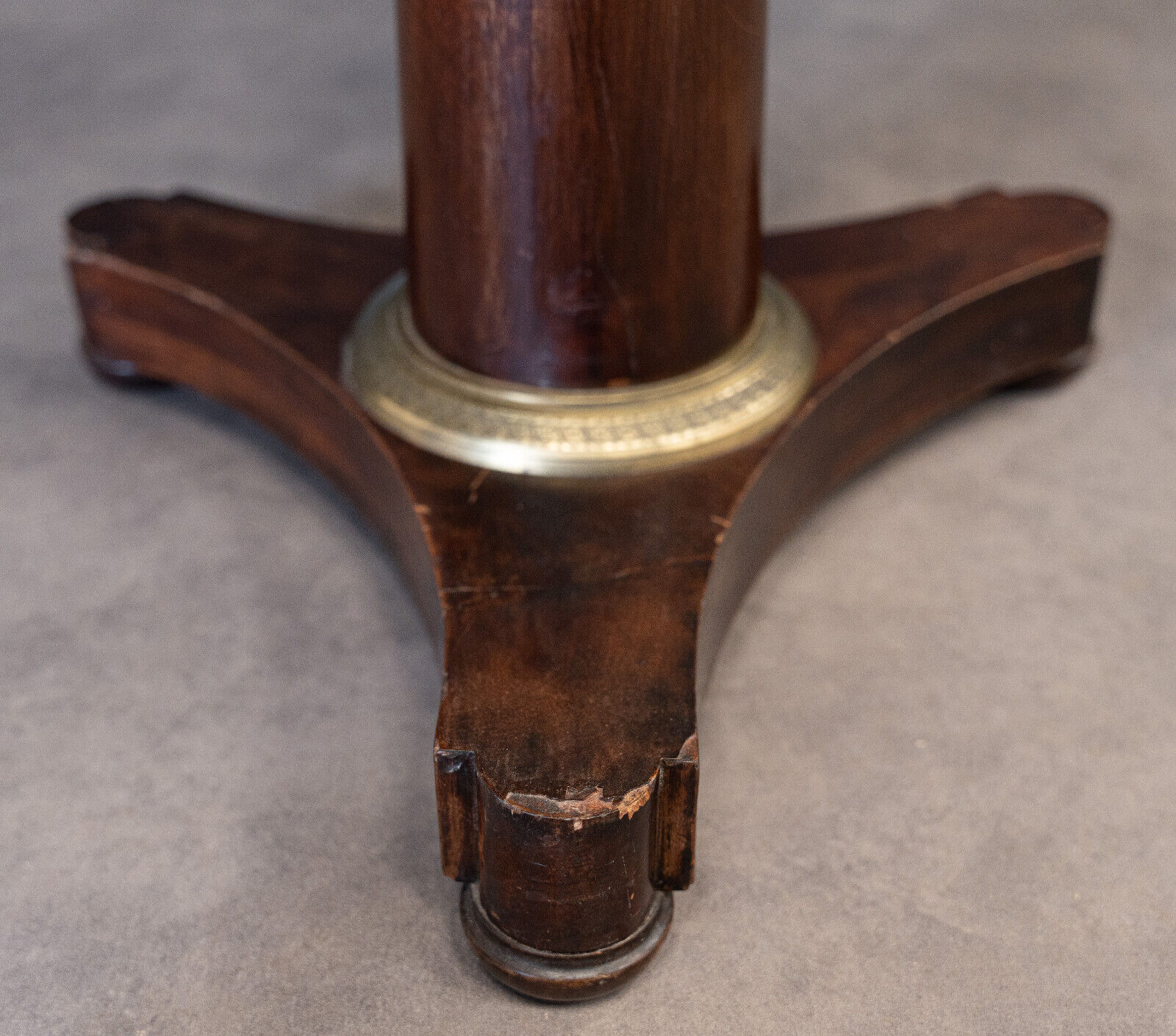 Mahogany pedestal table was central foot tripod gray marble of Sainte Anne nineteenth