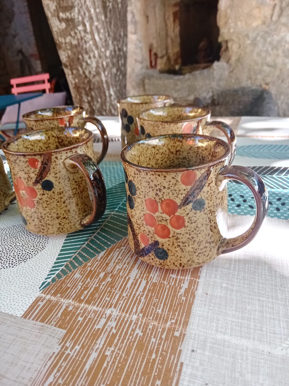 Six mugs en grès