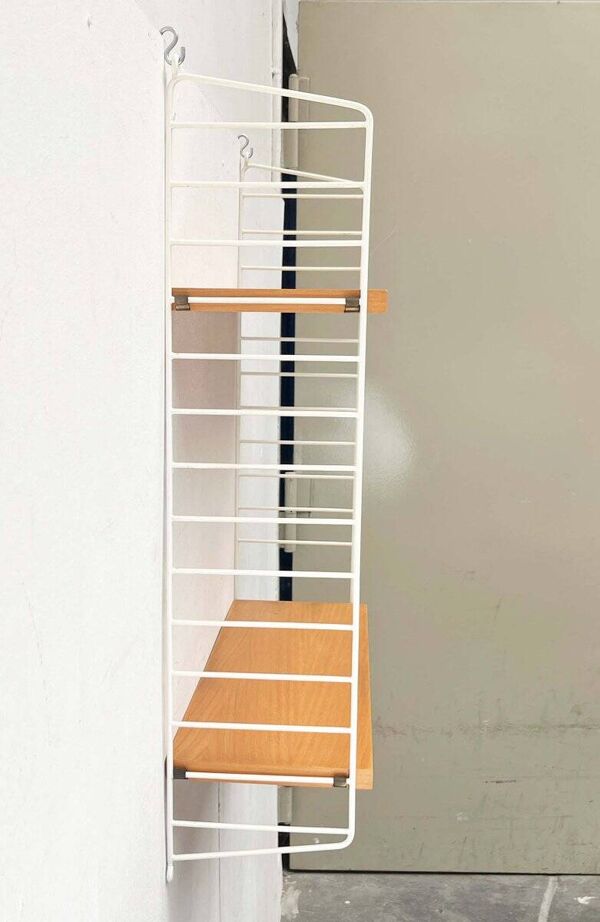Étagère en fil blanc de style mid-century moderne de String Design Ab, Suède, années 1960.