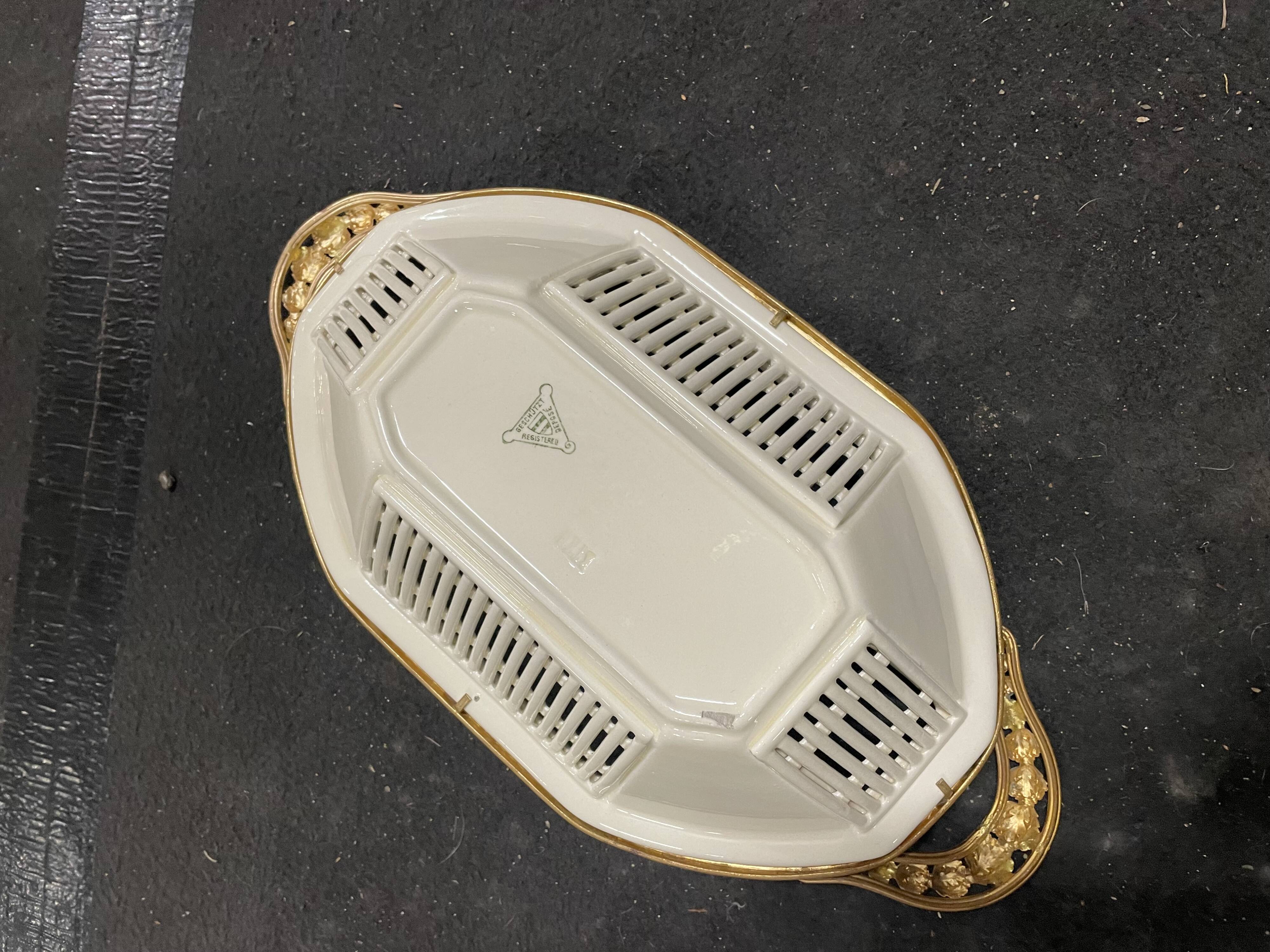 Serrated porcelain dish