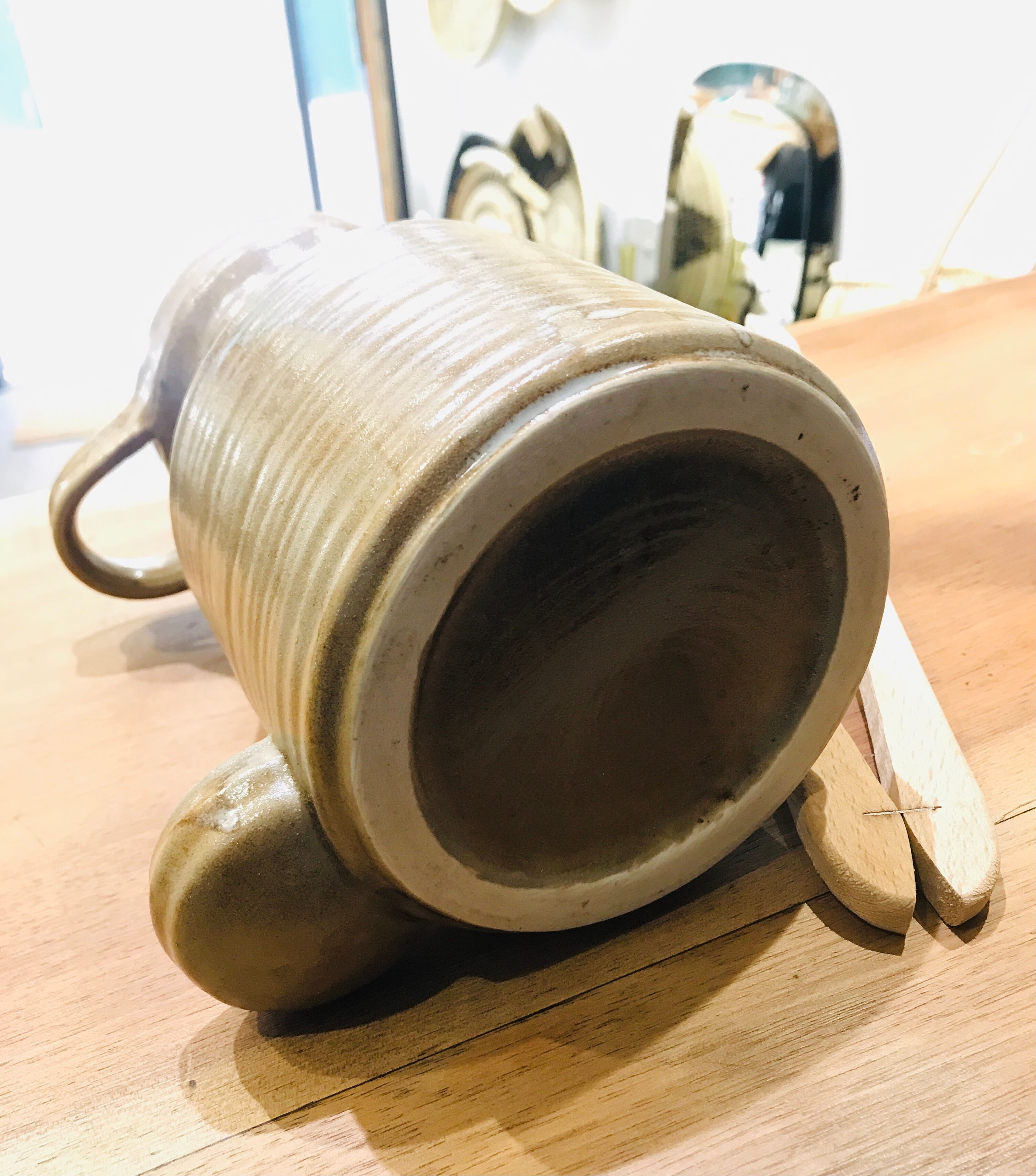 Ceramic stoneware pot with pliers