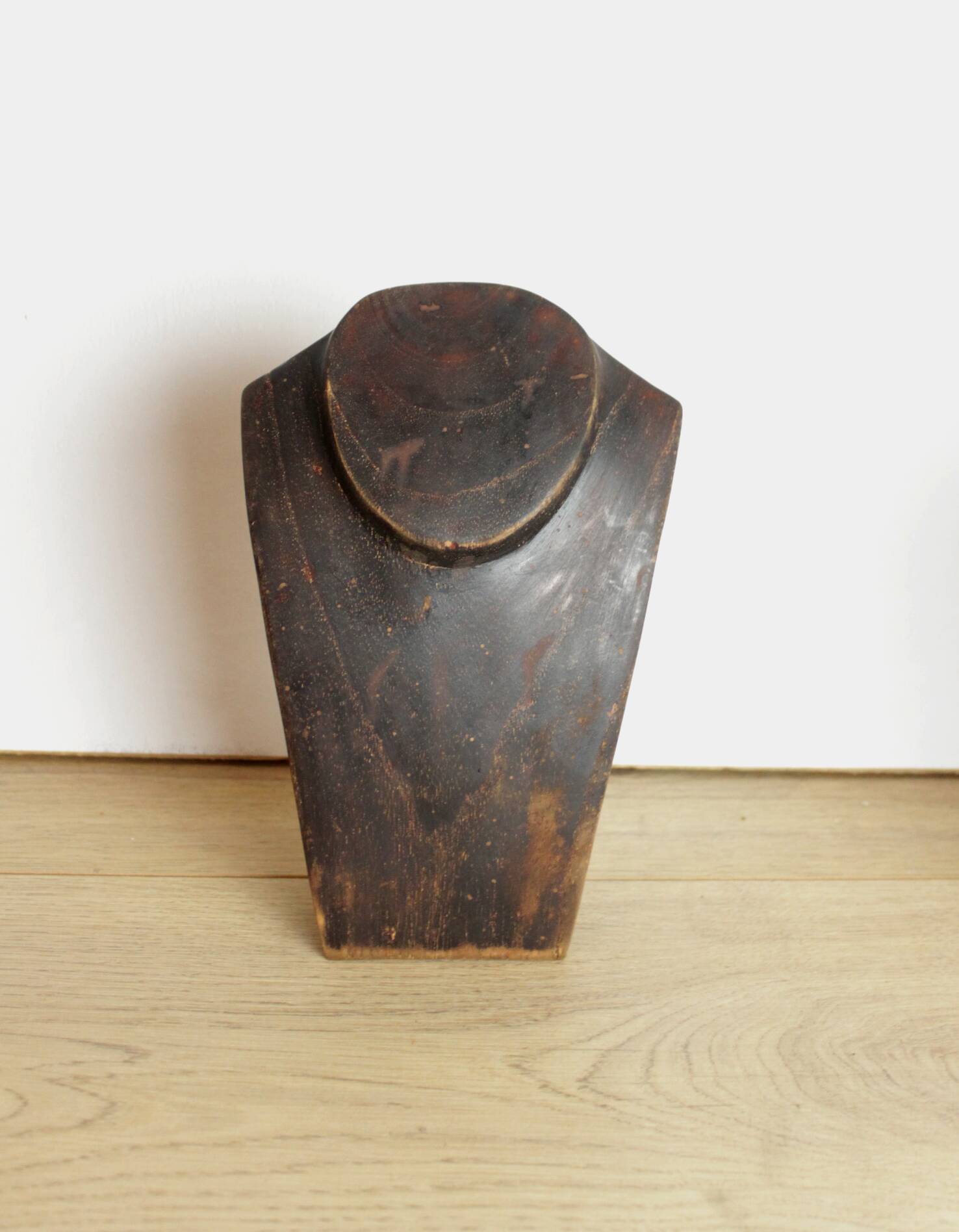 3 busts wooden necklace jewelry display