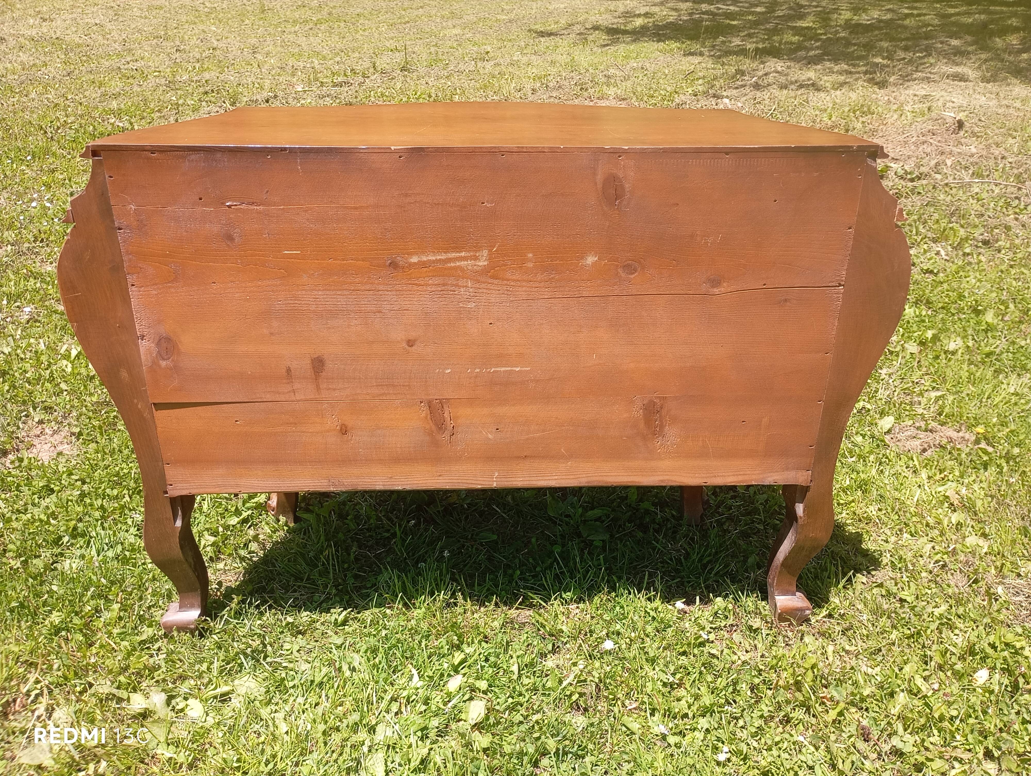 Tomb-shaped commode