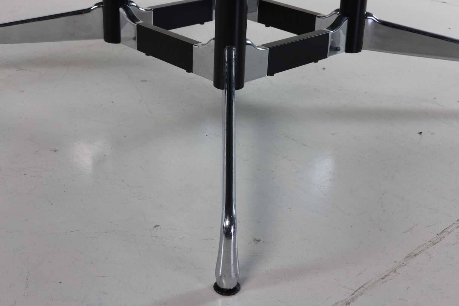 Round segemented table Charles Eames