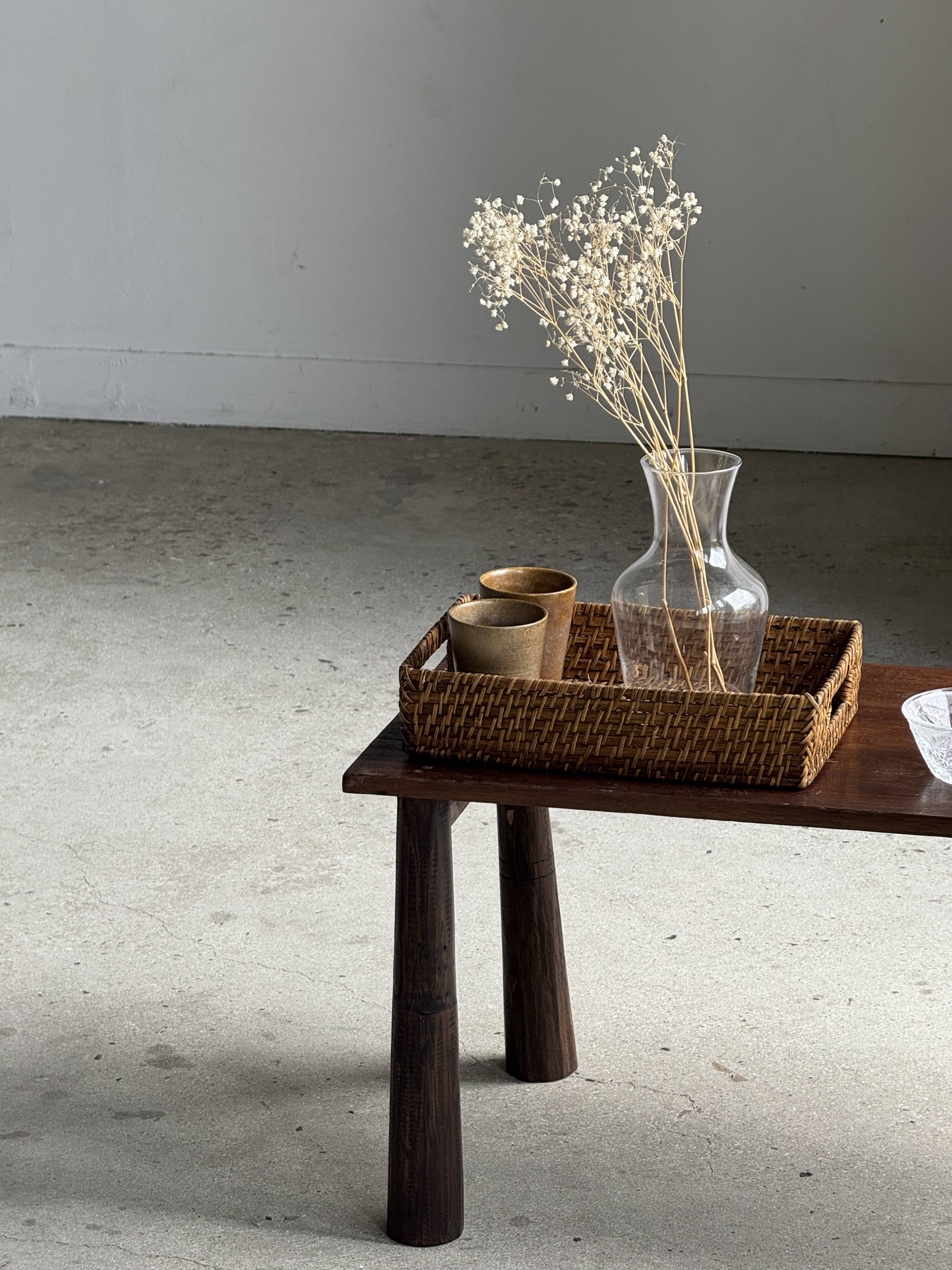 Table basse en teck brun de seconde main indonésienne pieds coniques H37 L8