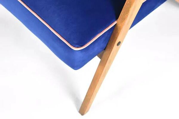 Fauteuil vintage B310 VAR ''Compas'', Pologne, super restauré, années 1960, velours bleu et rose.