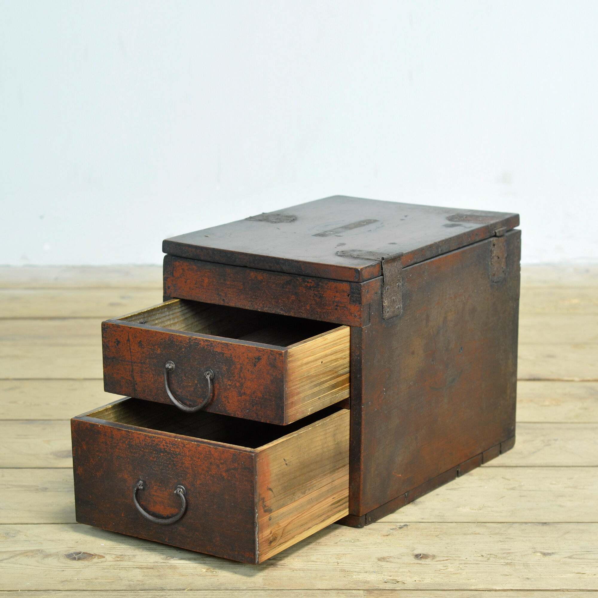 Petite commode japonaise, vers 1900