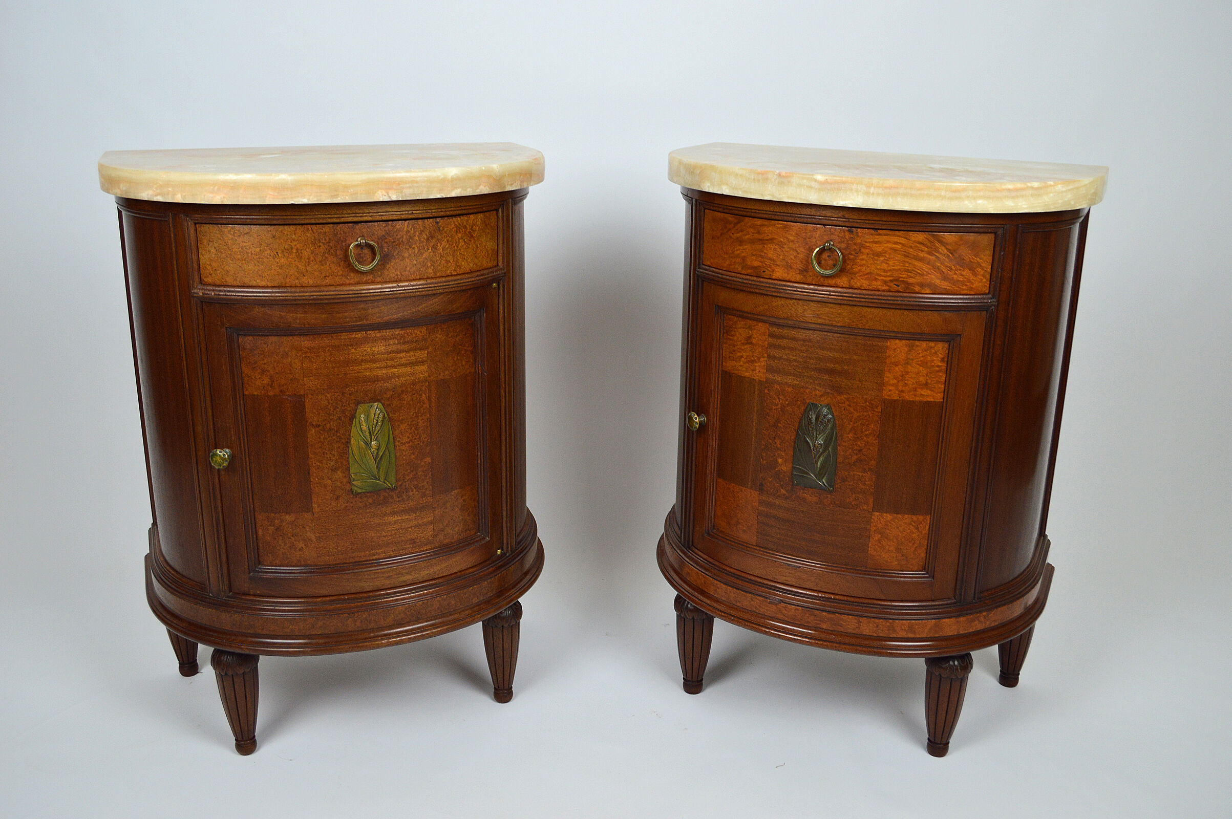Paire de chevets Art Déco demi-lune en acajou vers 1925