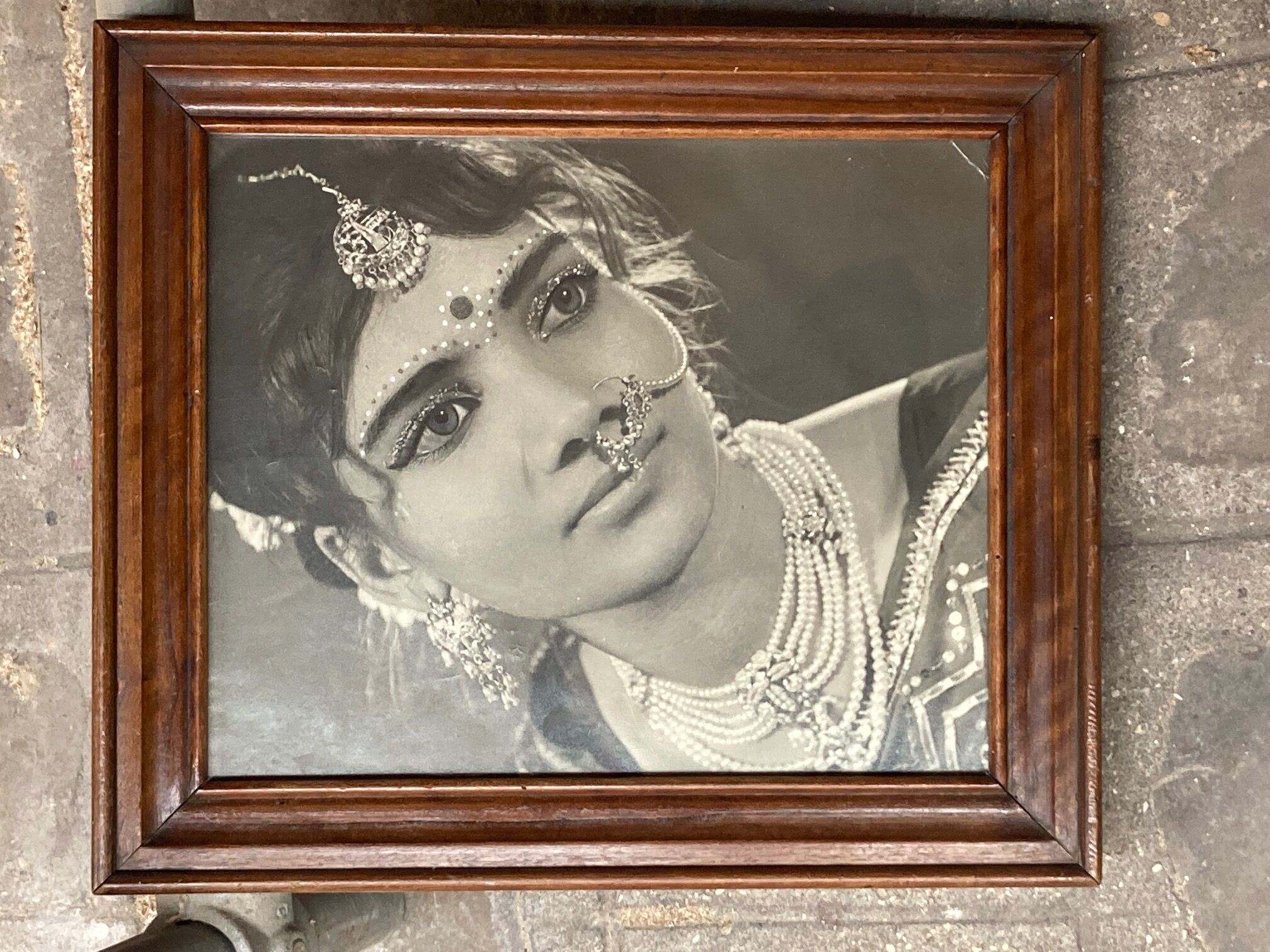 Woman with an enigmatic gaze (India 70s/80s)