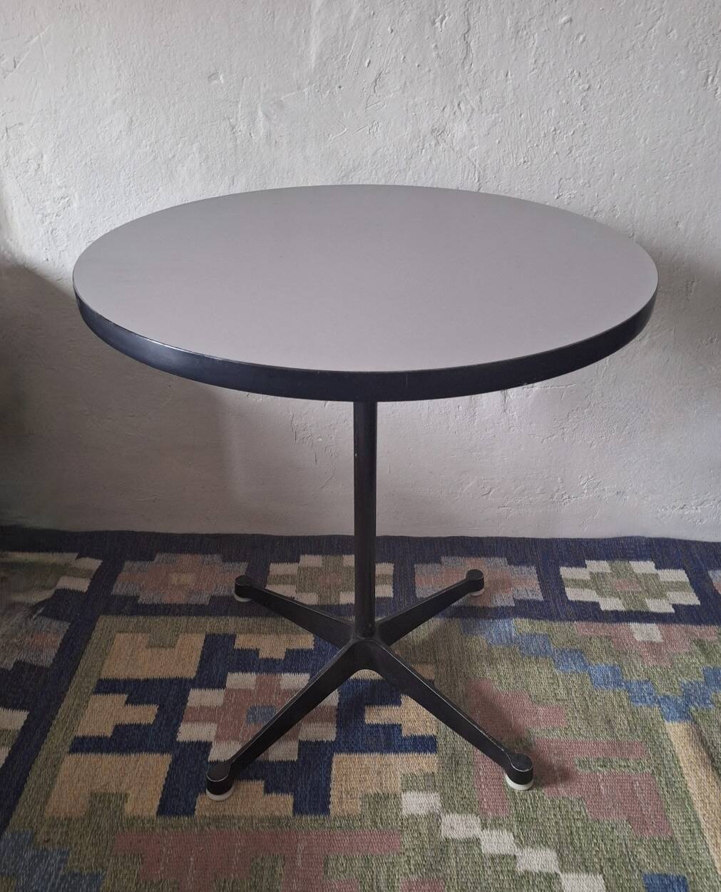 Table bistro / table d'appoint circulaire Eames Vitra Miller avec base contract, années 1960