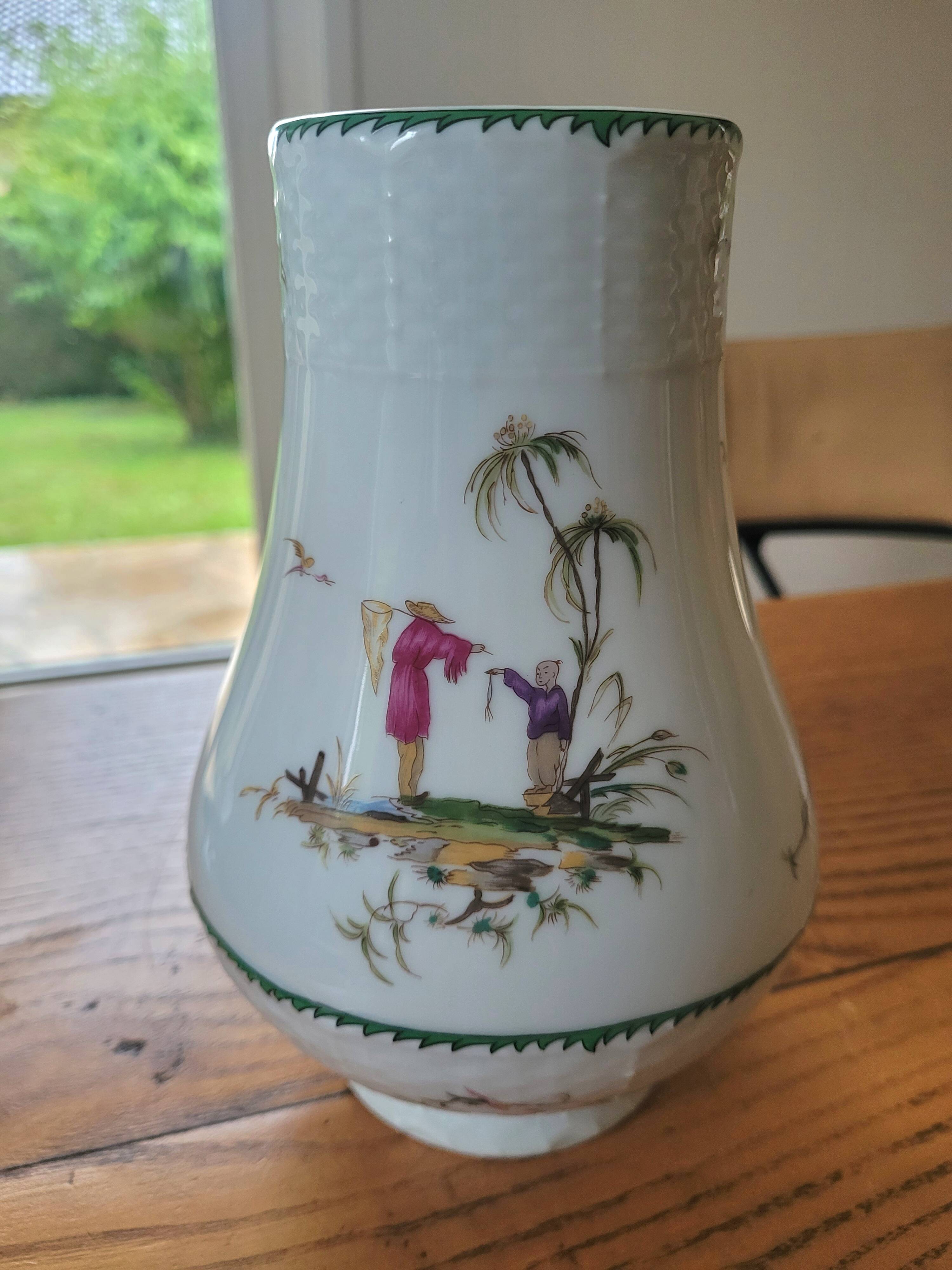 Vase en porcelaine décor polychrome "aux vieux chinois"