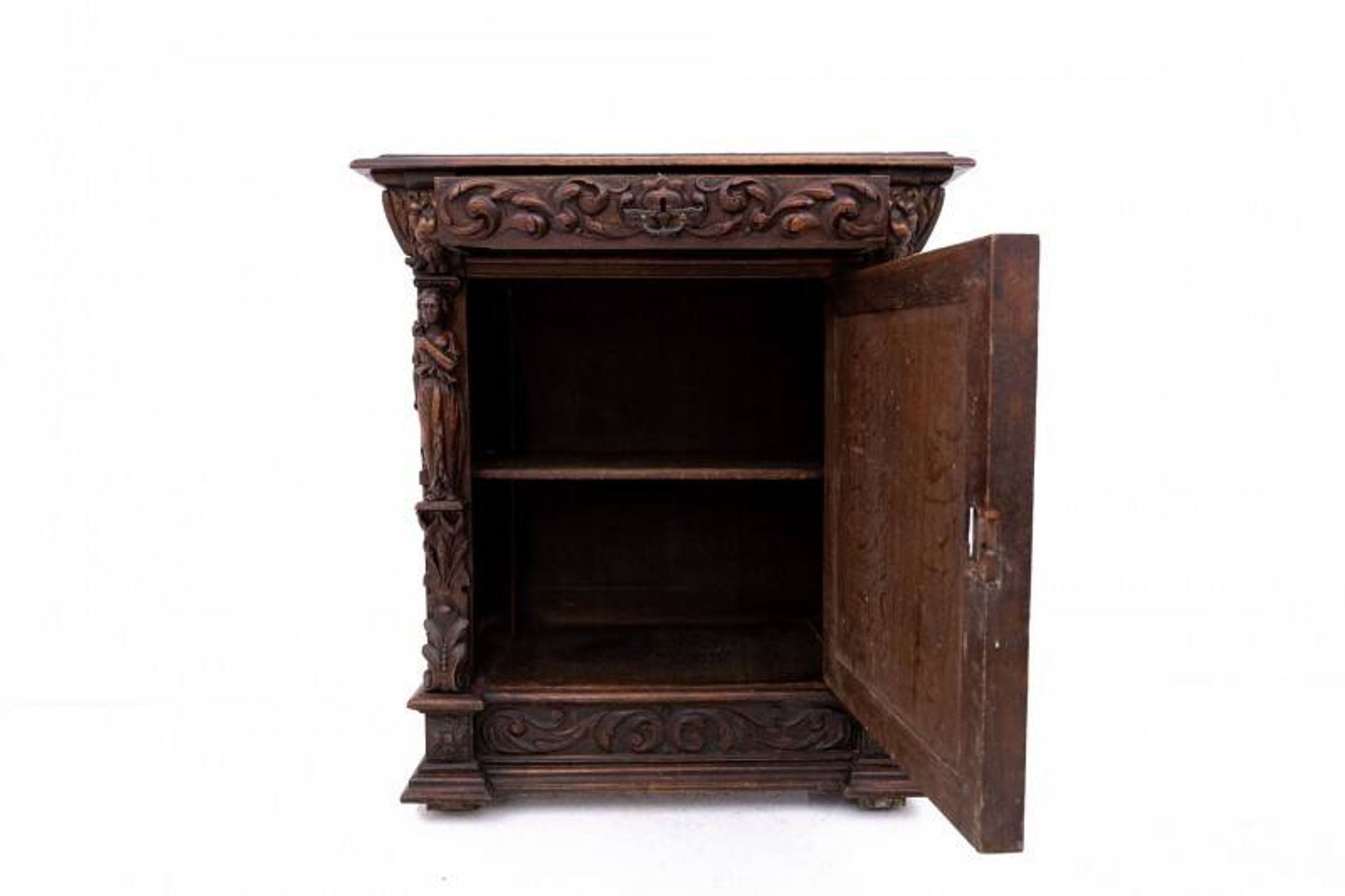 Commode sculptée, France, vers 1840.