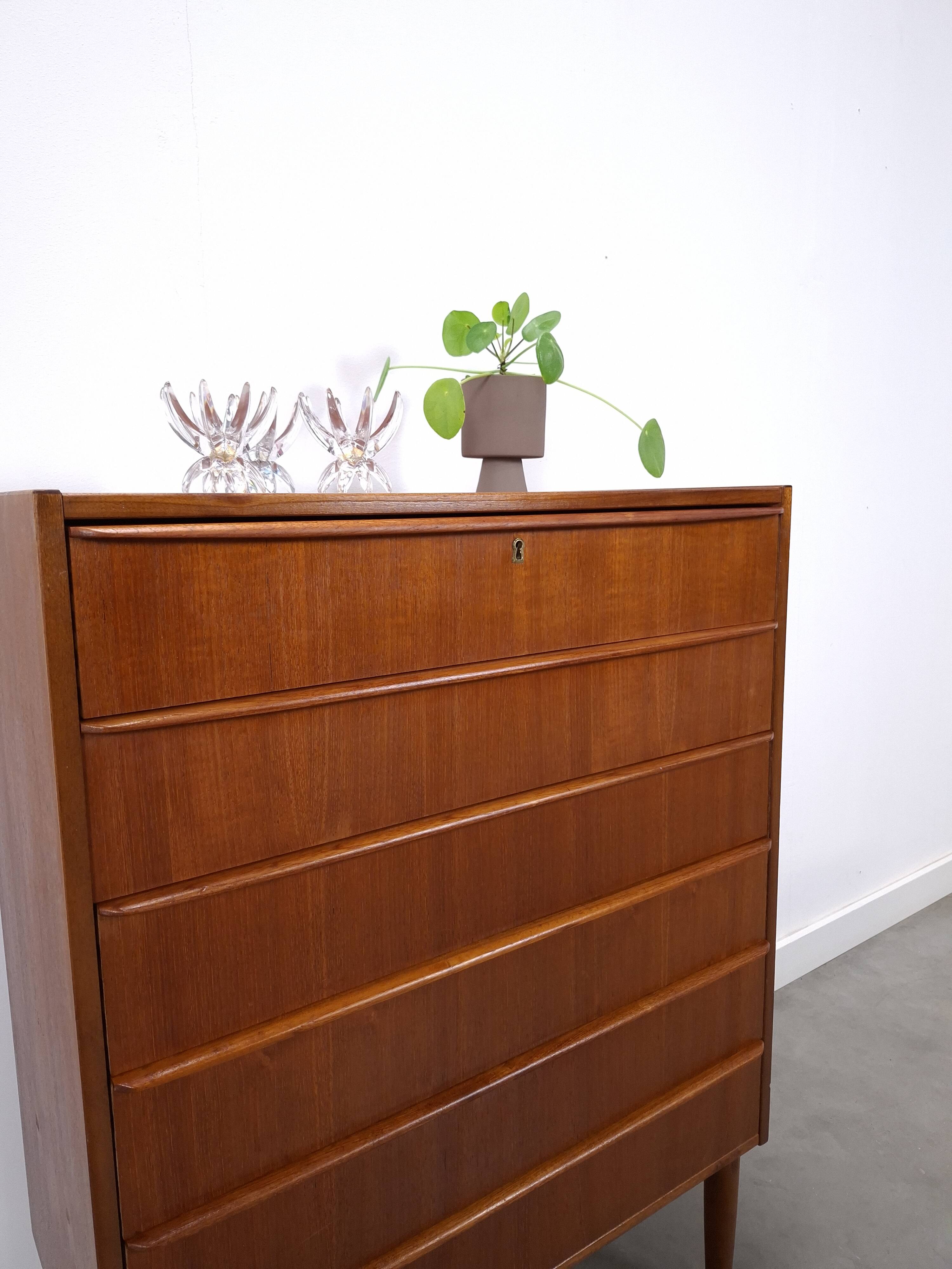 Commode en teck en provenance du Danemark avec 6 tiroirs.