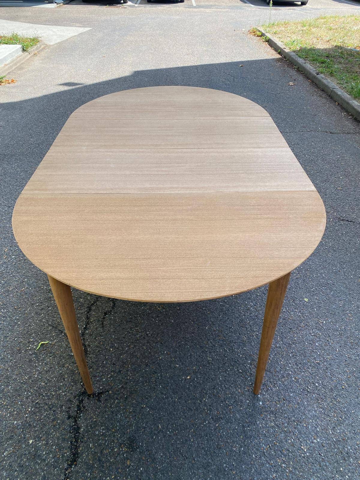 Table à manger scandinave ronde extensible décapée en teck brut 1950