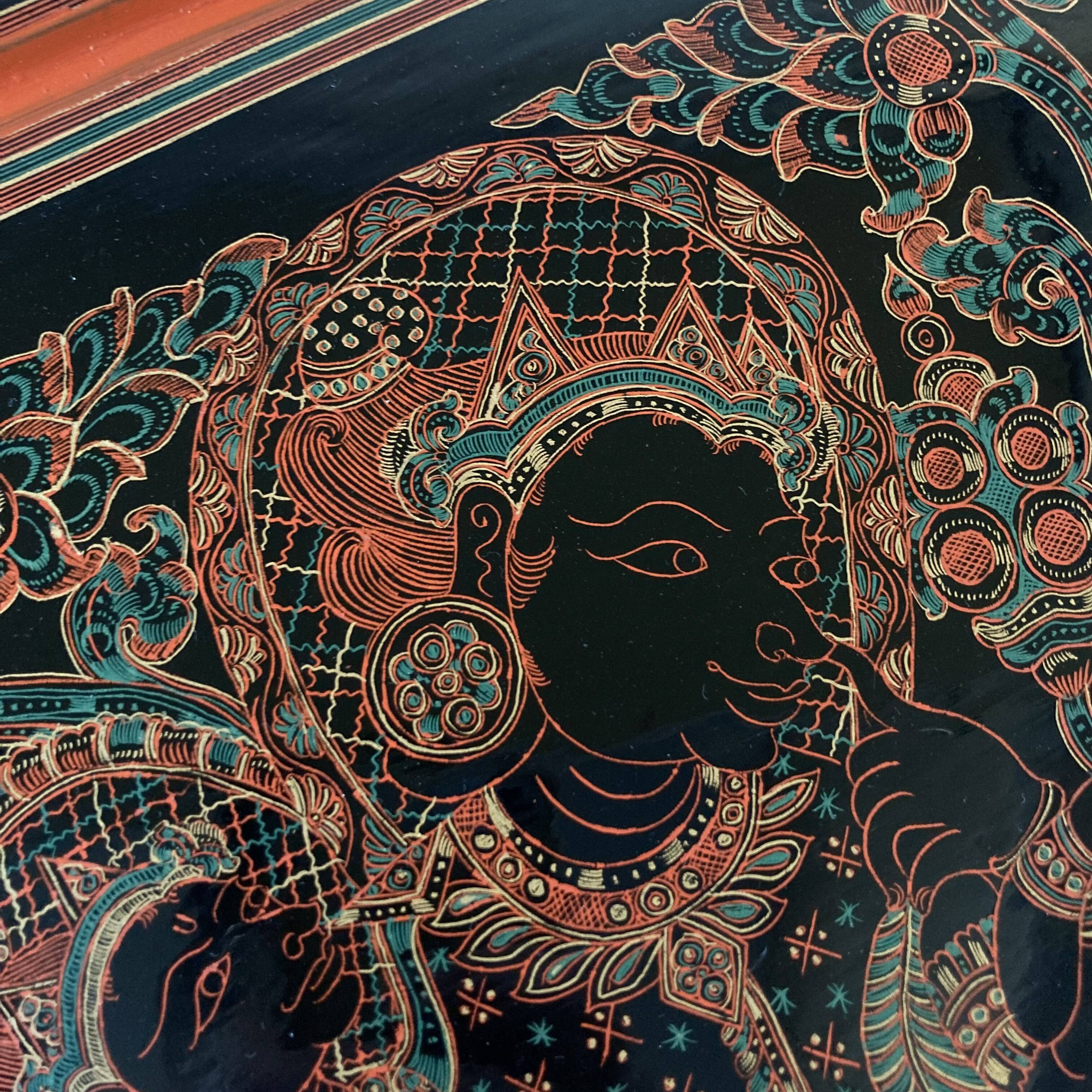 Grand plateau rectangulaire en bois laqué et gravé à décor de personnages. Birmanie, vers 1970.