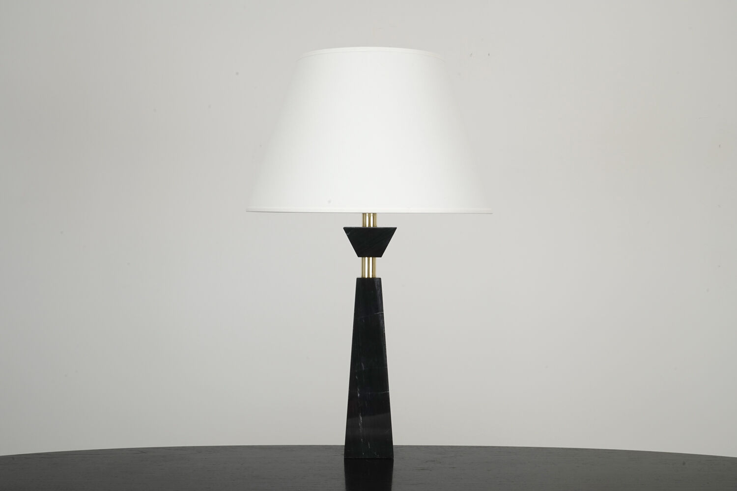 Lampe postmoderne en marbre et laiton circa 1980