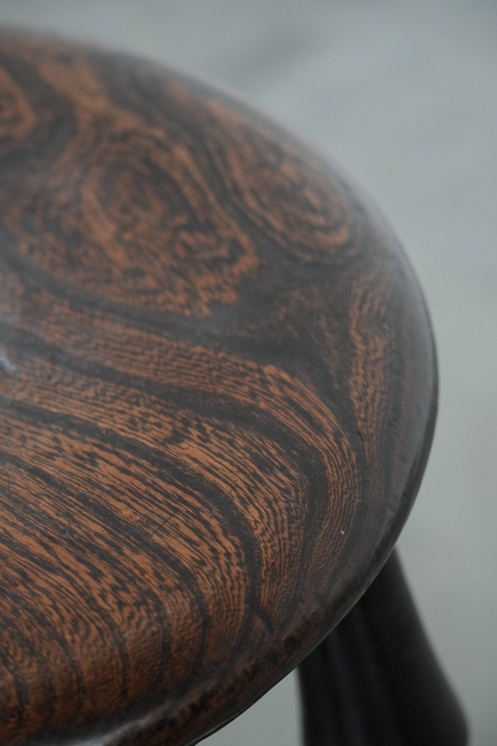 Ensemble de deux tabourets Windsor anglais anciens et intemporels du XVIIIe siècle, présentant une superbe patine.