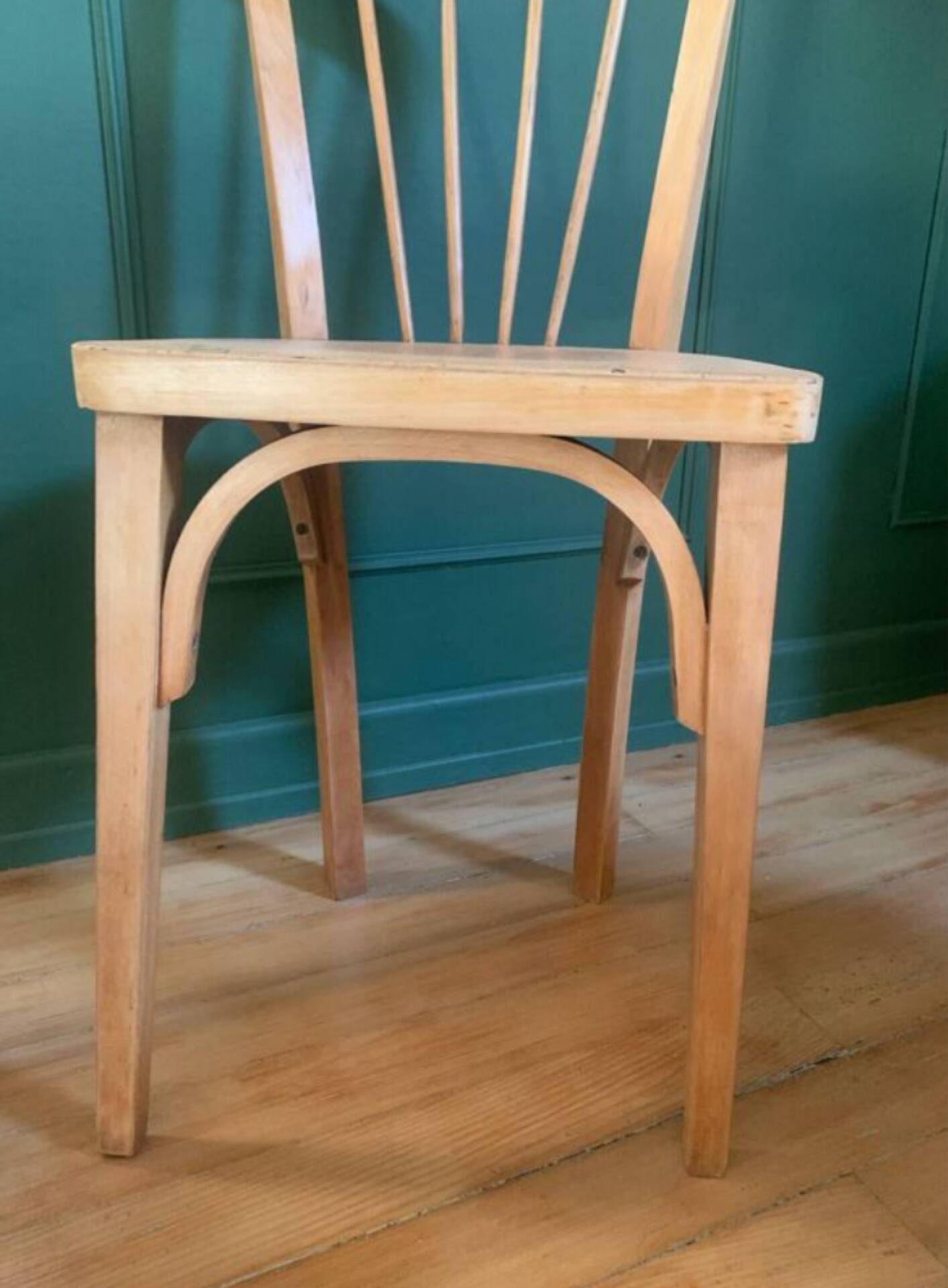 Pair of vintage bistro chairs with slats in beech (1960) - Style