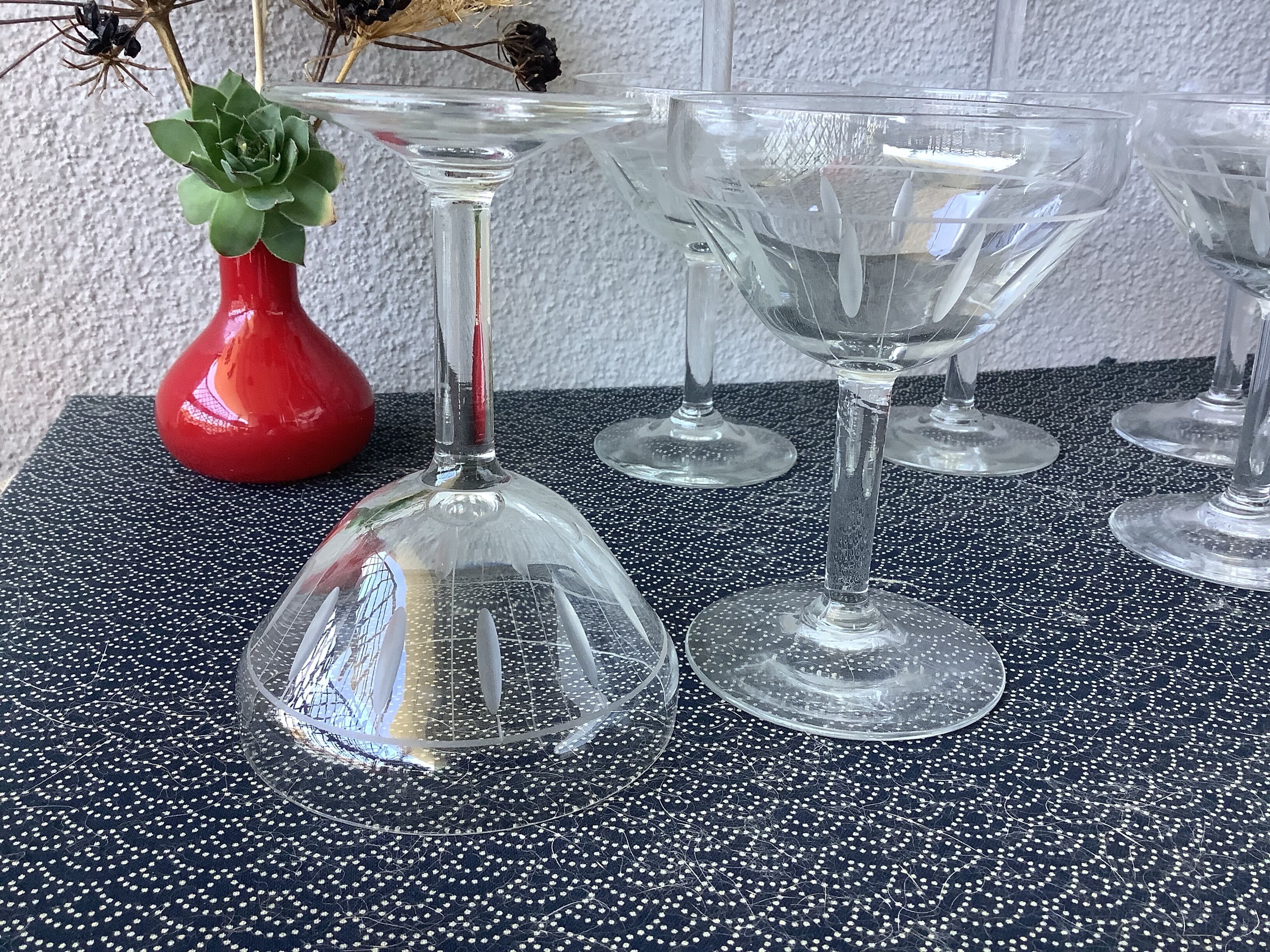 Champagne cups in art deco crystal, engraved with acid
