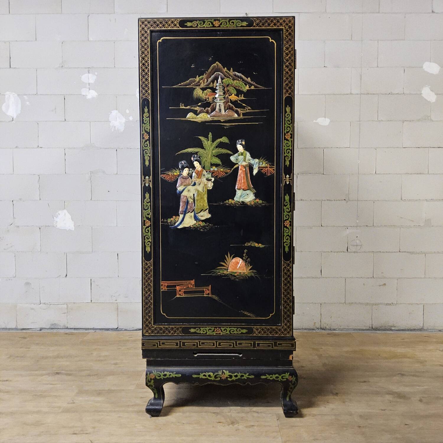 Cabinet chinois vintage noir avec des scènes peintes à la main.