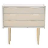 Table de chevet peinte en blanc avec trois tiroirs