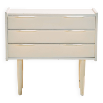 Table de chevet peinte en blanc avec trois tiroirs