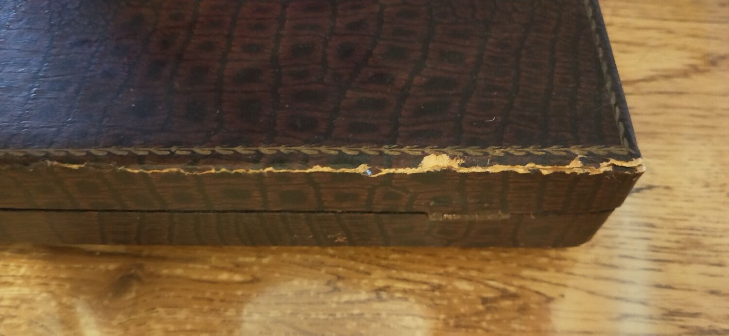 12 knives with horn handles