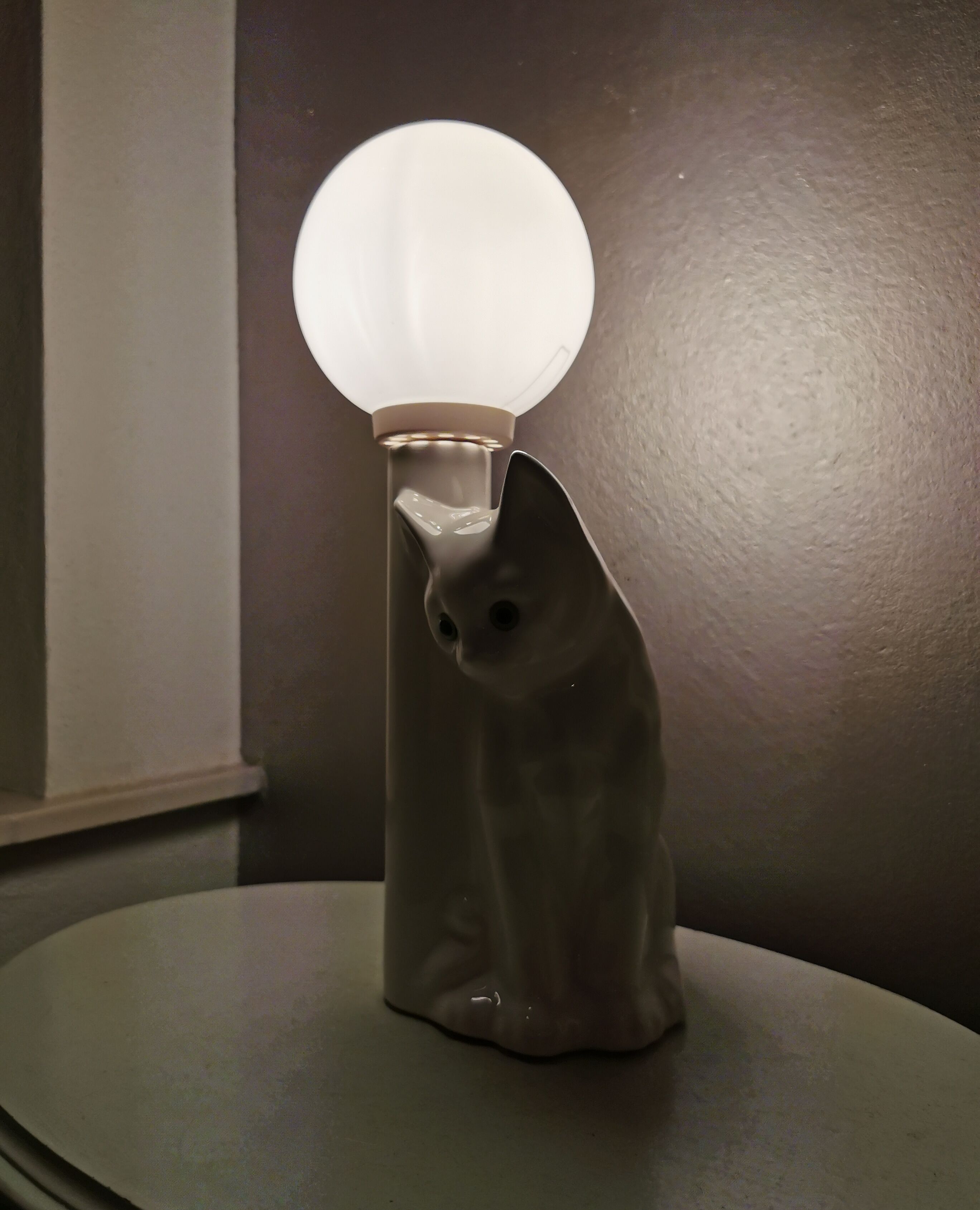 Vintage ceramic cat lamp from the eighties