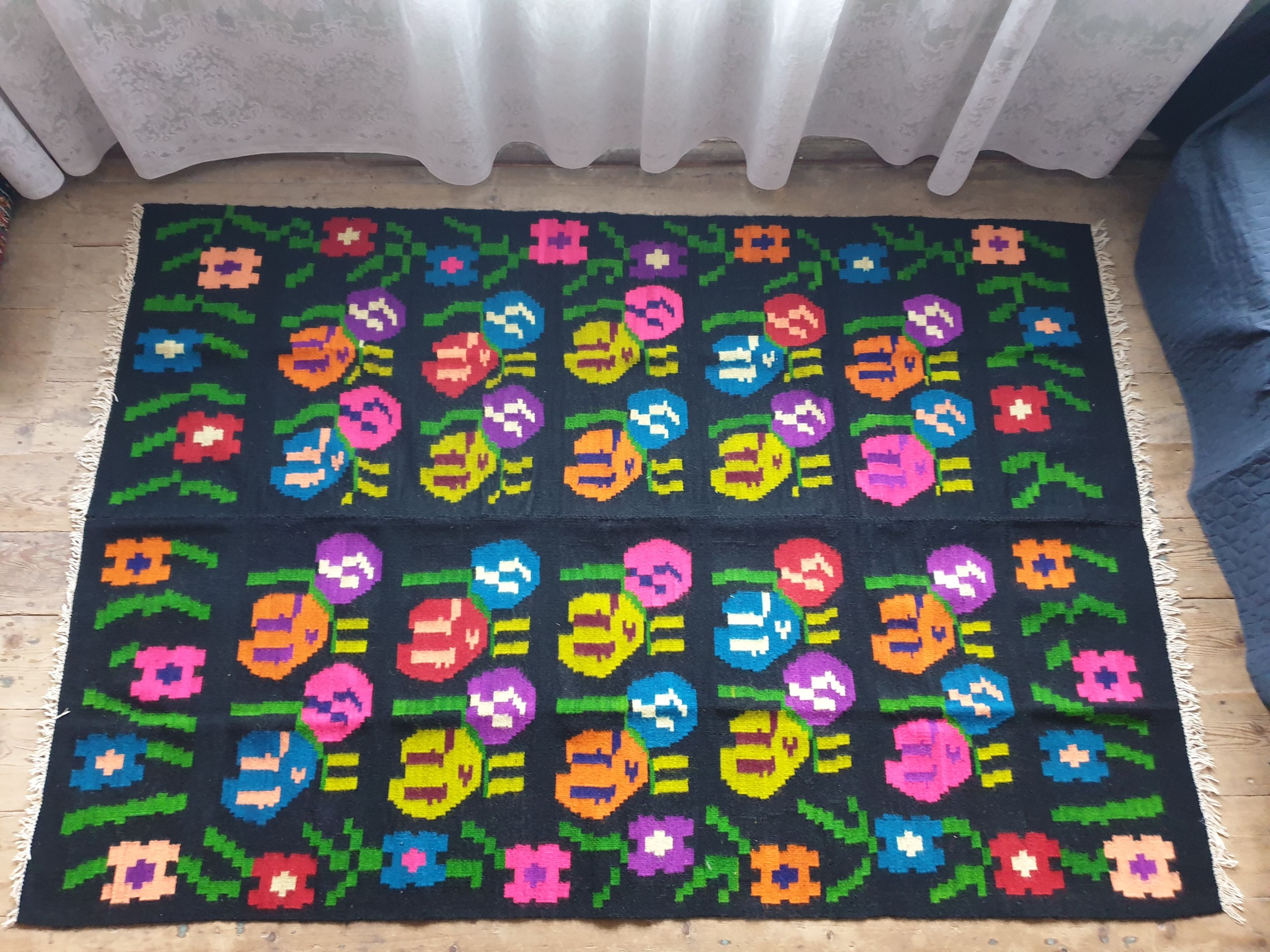 Kilim de laine florale, fond noir avec des fleurs colorées, réversible, Roumanie tissée à la main 235 x 160 cm