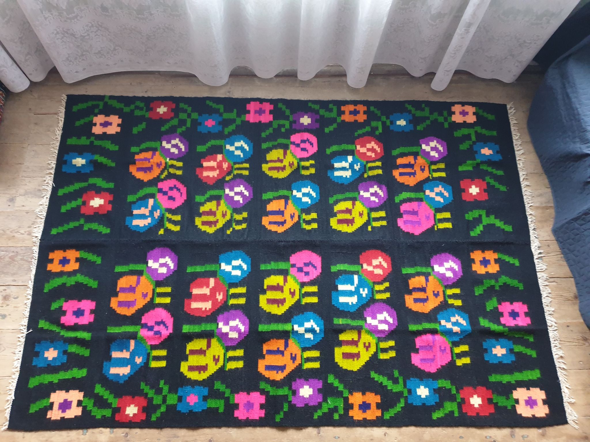 Kilim de laine florale, fond noir avec des fleurs colorées, réversible, Roumanie tissée à la main 235 x 160 cm
