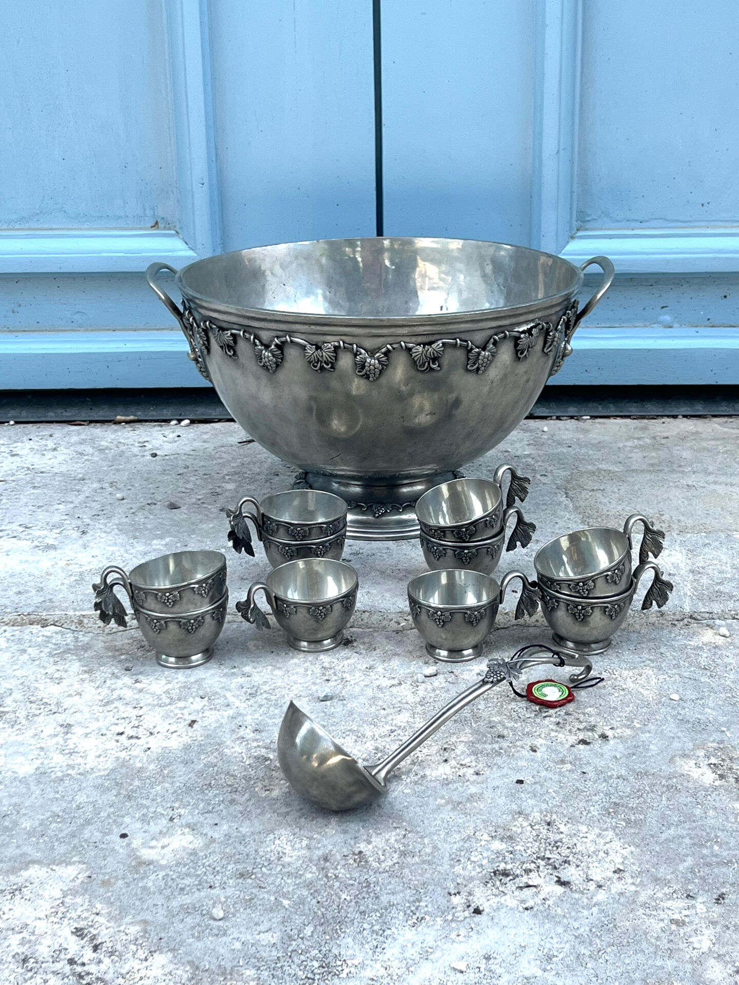 French pewter punch bowl set with 10 cups and ladle – grapevine Etain