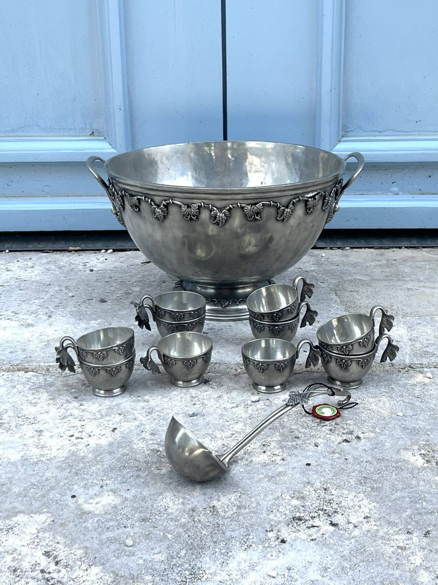 French pewter punch bowl set with 10 cups and ladle – grapevine Etain