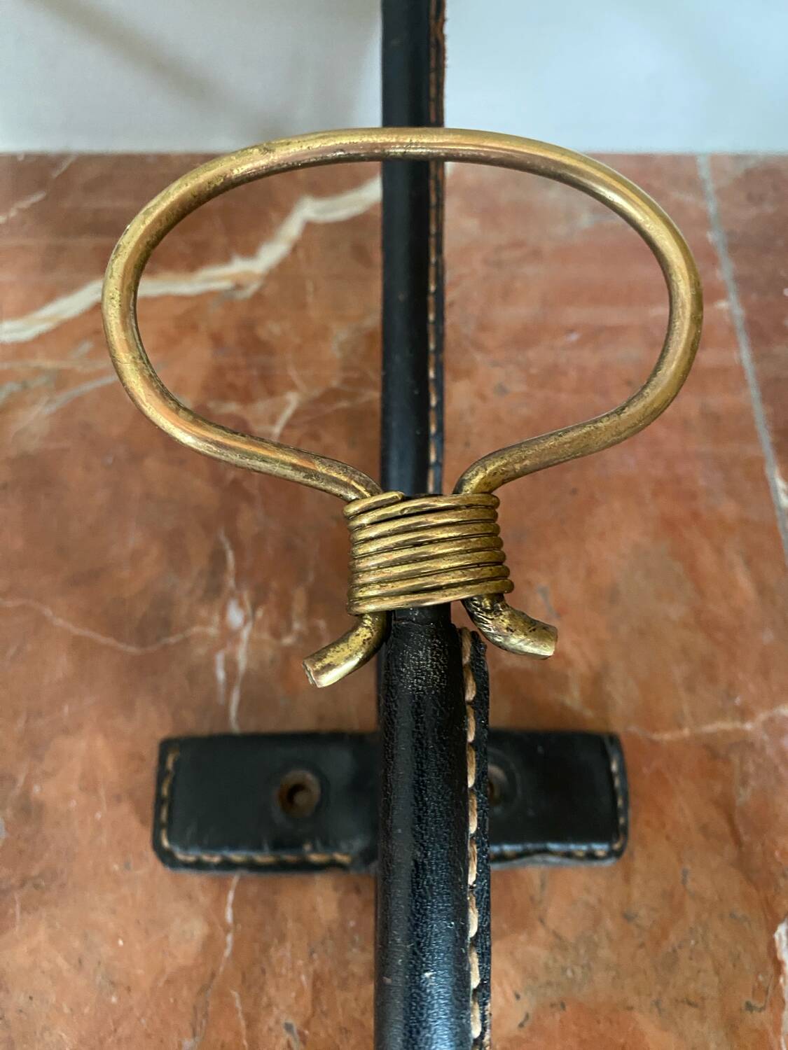 Paire de patères cuir et bronze mains