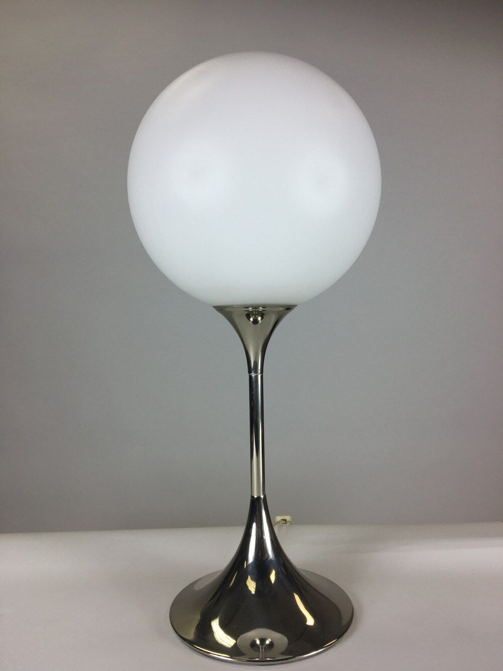Tulip shape desk lamp