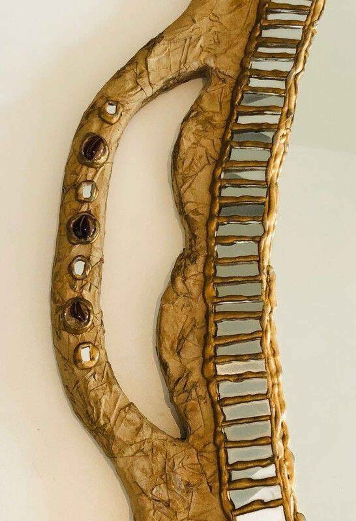 Miroir en papier mâché, incrustations et marqueterie de miroirs