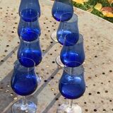 8 verres a porto ou apéritif en verre bleu cobalt et base transparente vintage