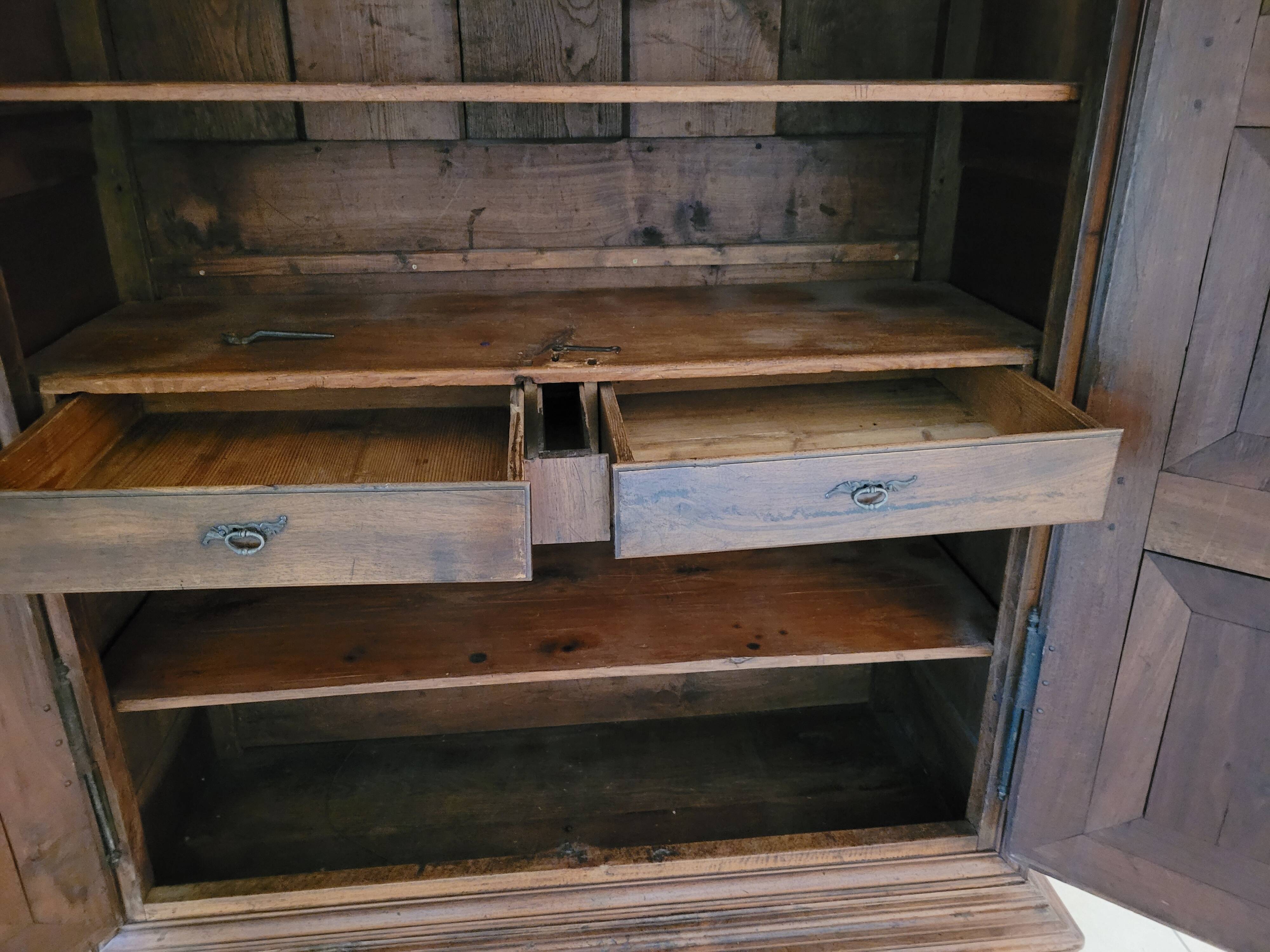 Armoire forezienne noyer massif