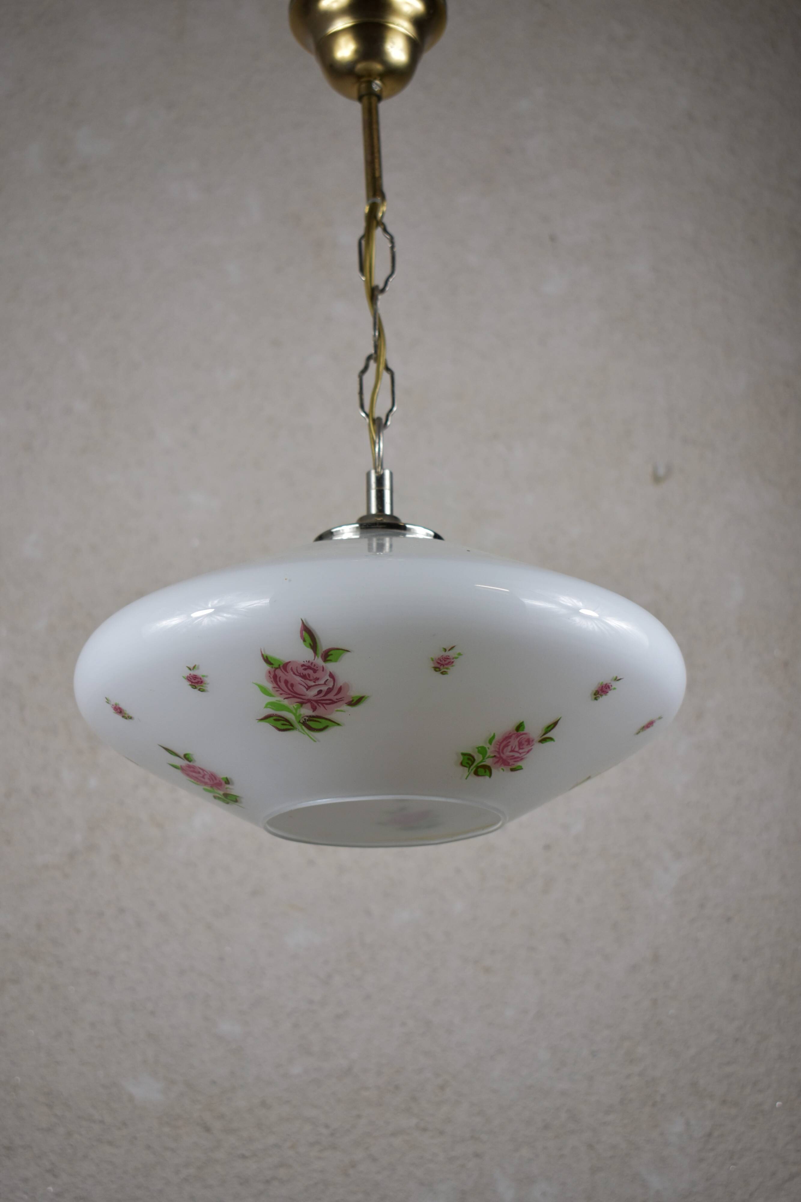 Suspension en verre blanc et motif de fleurs.