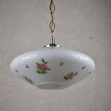 Suspension en verre blanc et motif de fleurs.