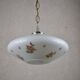 Suspension en verre blanc et motif de fleurs.