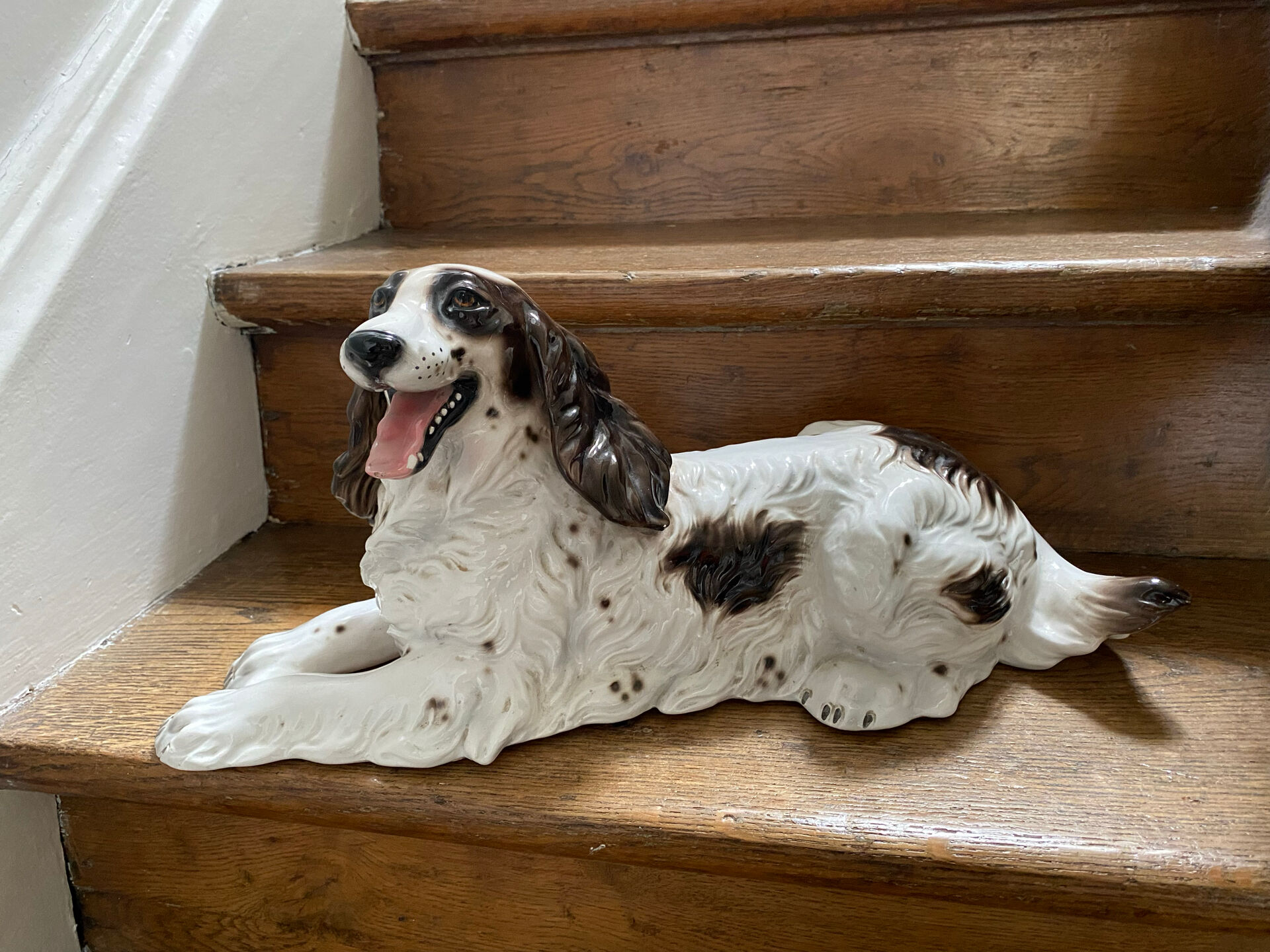 Sculpture of a Springer dog