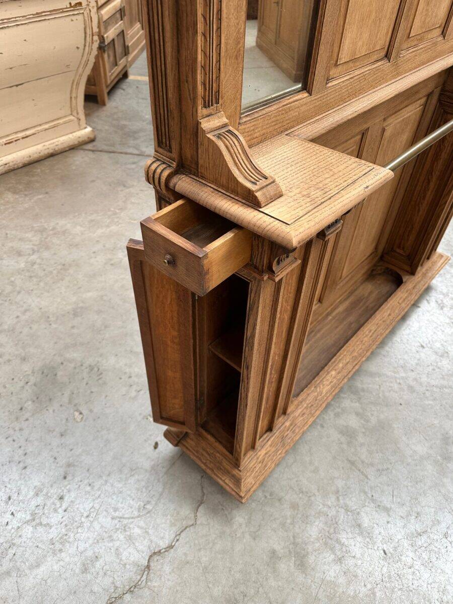 Entrance hall wardrobe in oak from the early 20th century.