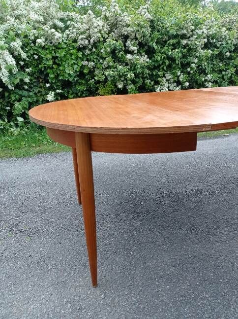Vintage round table tapered feet