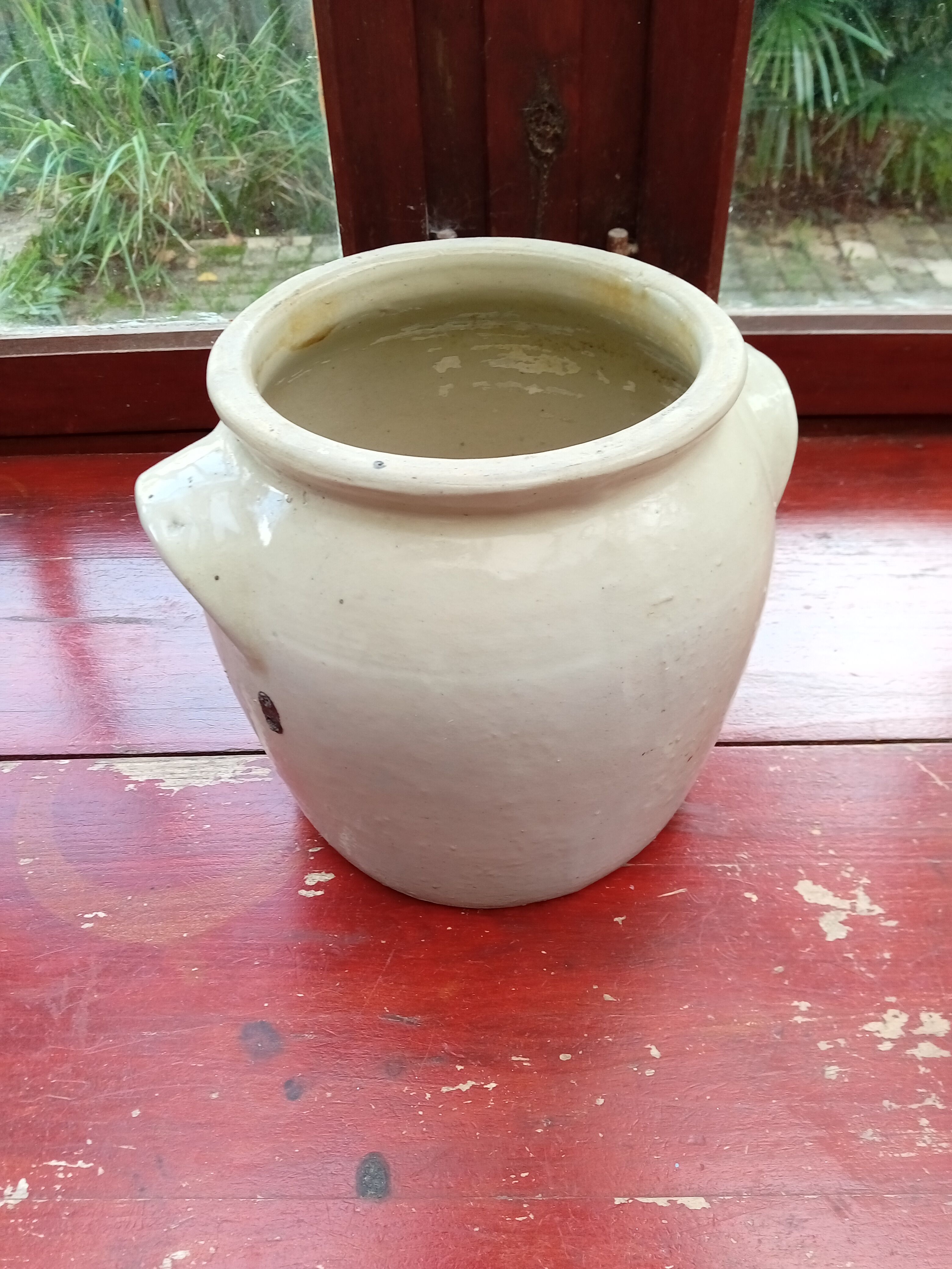 Off-white sandstone pot