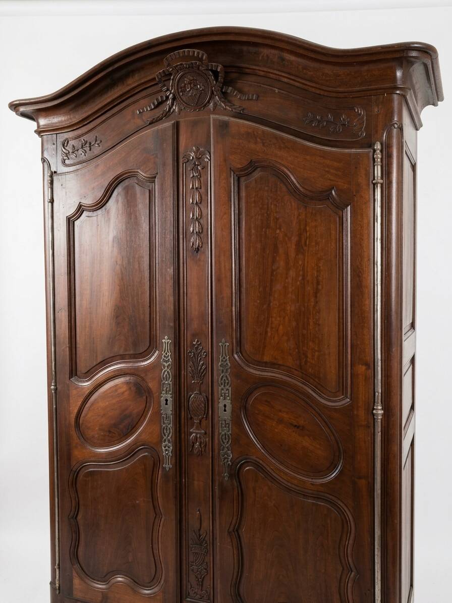 Large Provençal wardrobe in solid walnut, carved – 150x80x264 cm