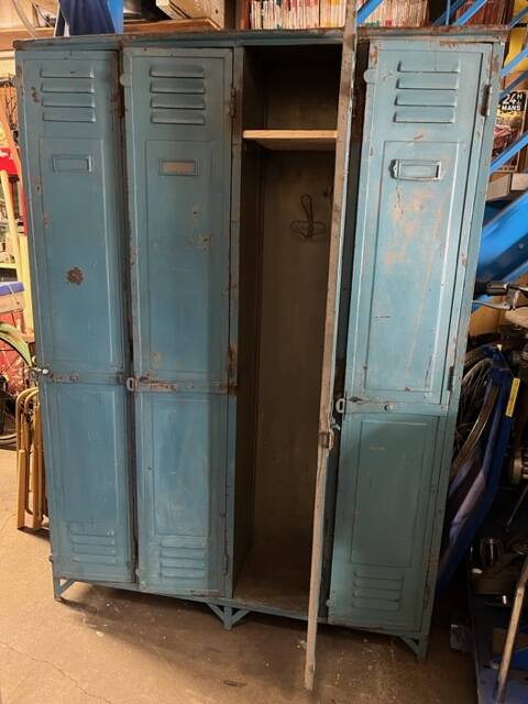 4-door industrial locker room