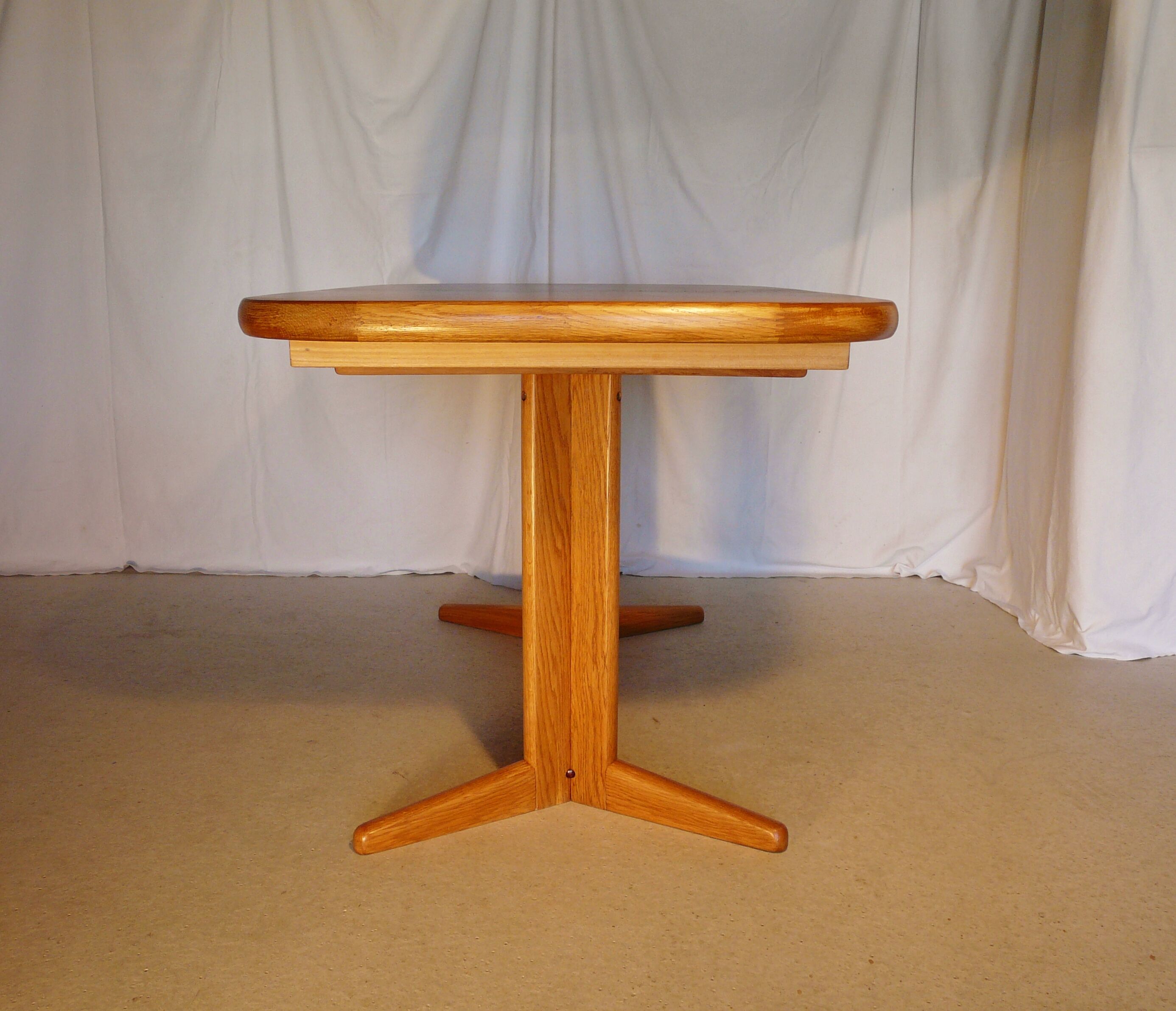 Scandinavian expandable rectangular table in teak